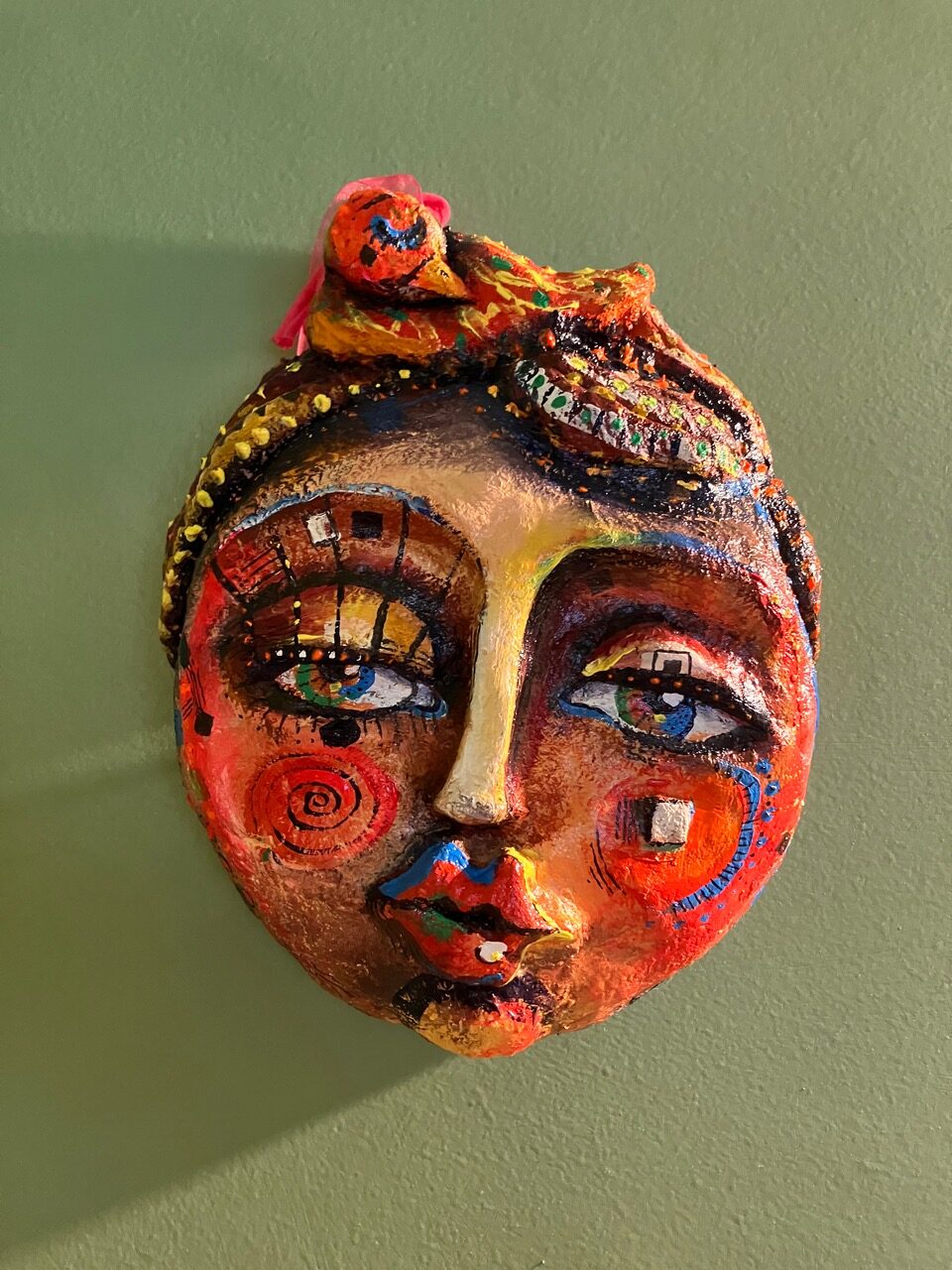 Maschera realizzata da Art Mess in pasta di legno e tessuto, dipinta con tecnica mista.
